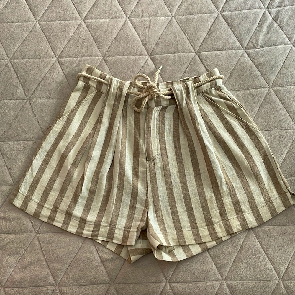 Short Stradivarius beige and white